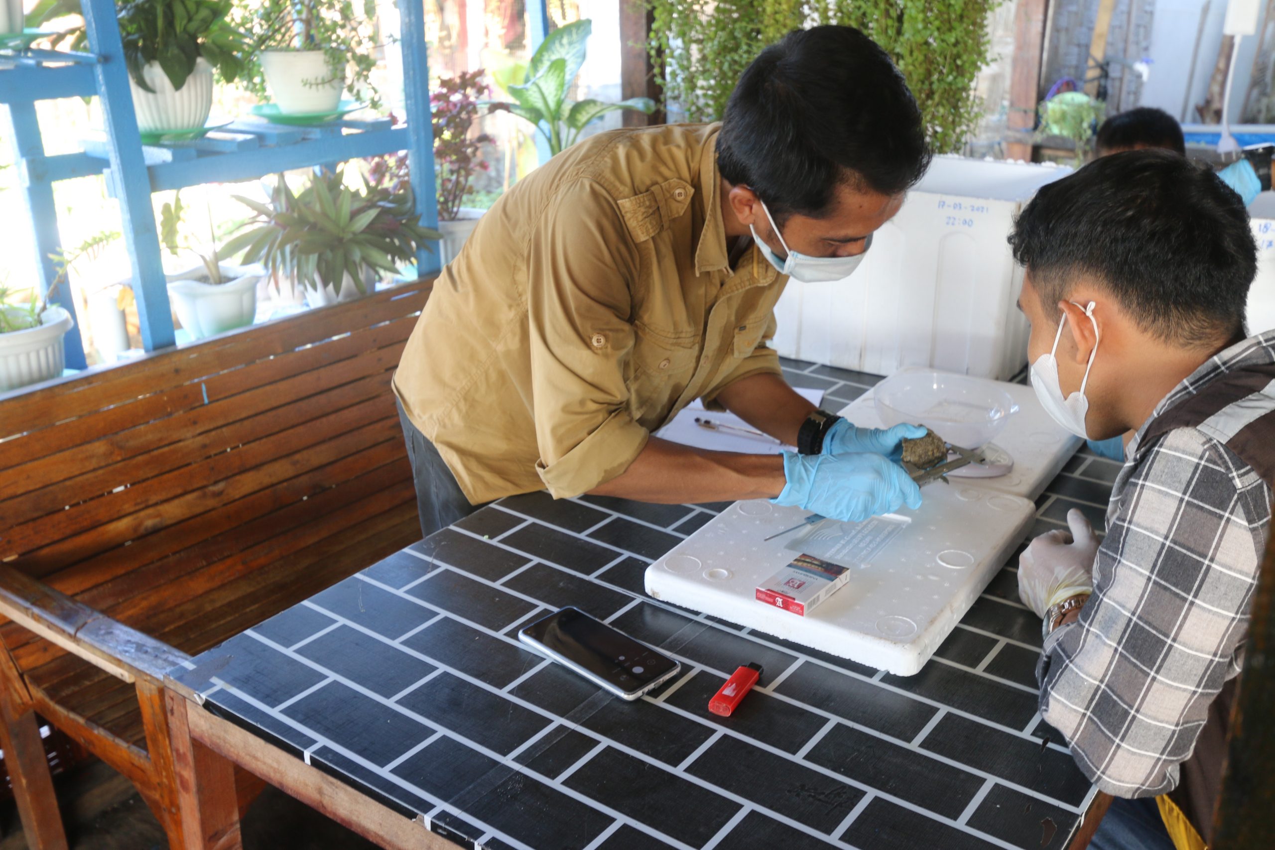 Measuring the size and weight of hatchling © Satucita Foundation